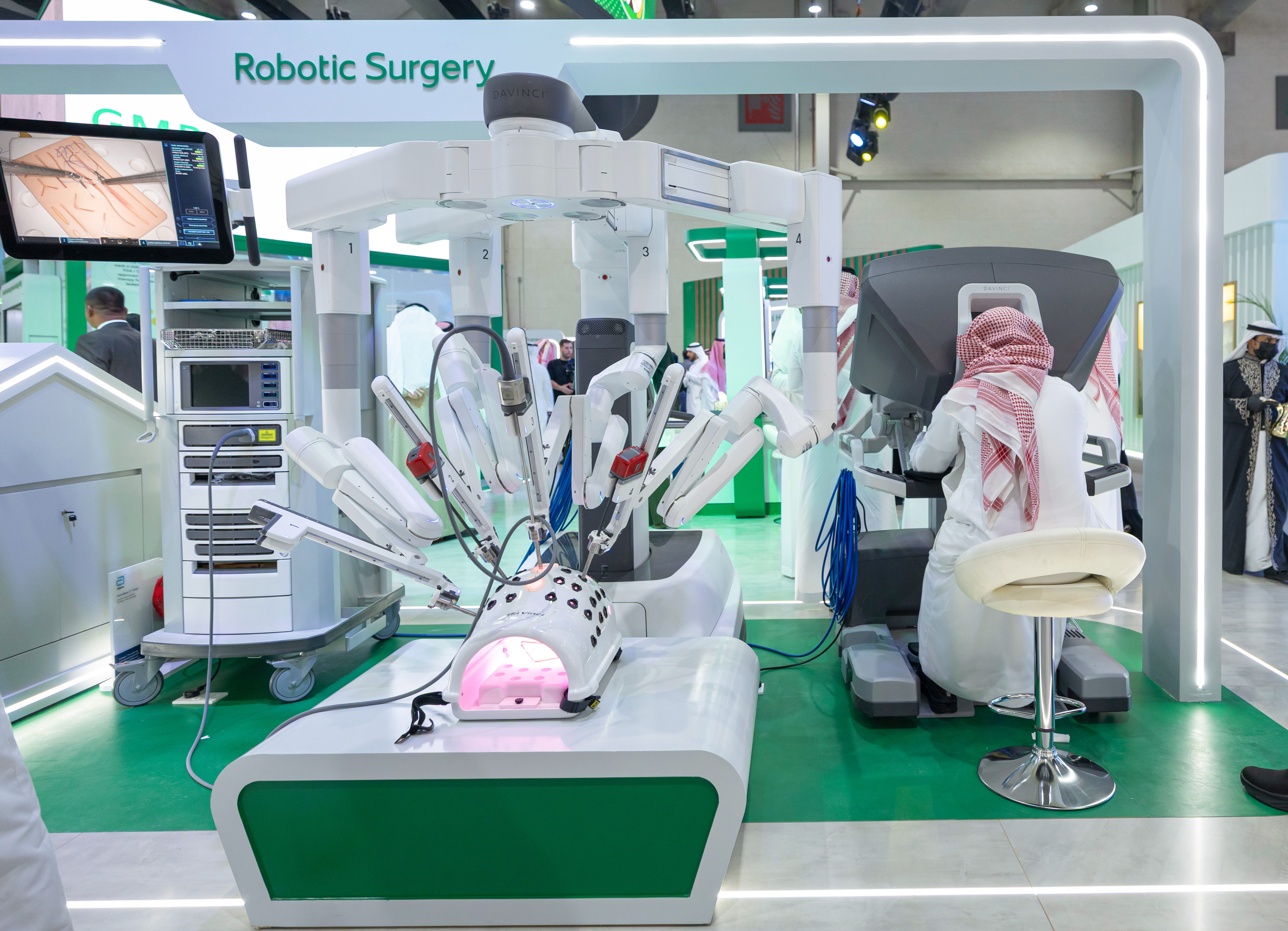 KFSHRC Highlights Its Advancements in Robotic Surgery at the Global Health Exhibition 2025
